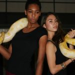 Zwei Frauen und eine Schlange