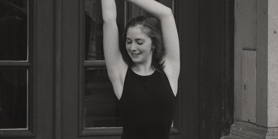 Anna tanzt vor dem Konzerthaus Berlin