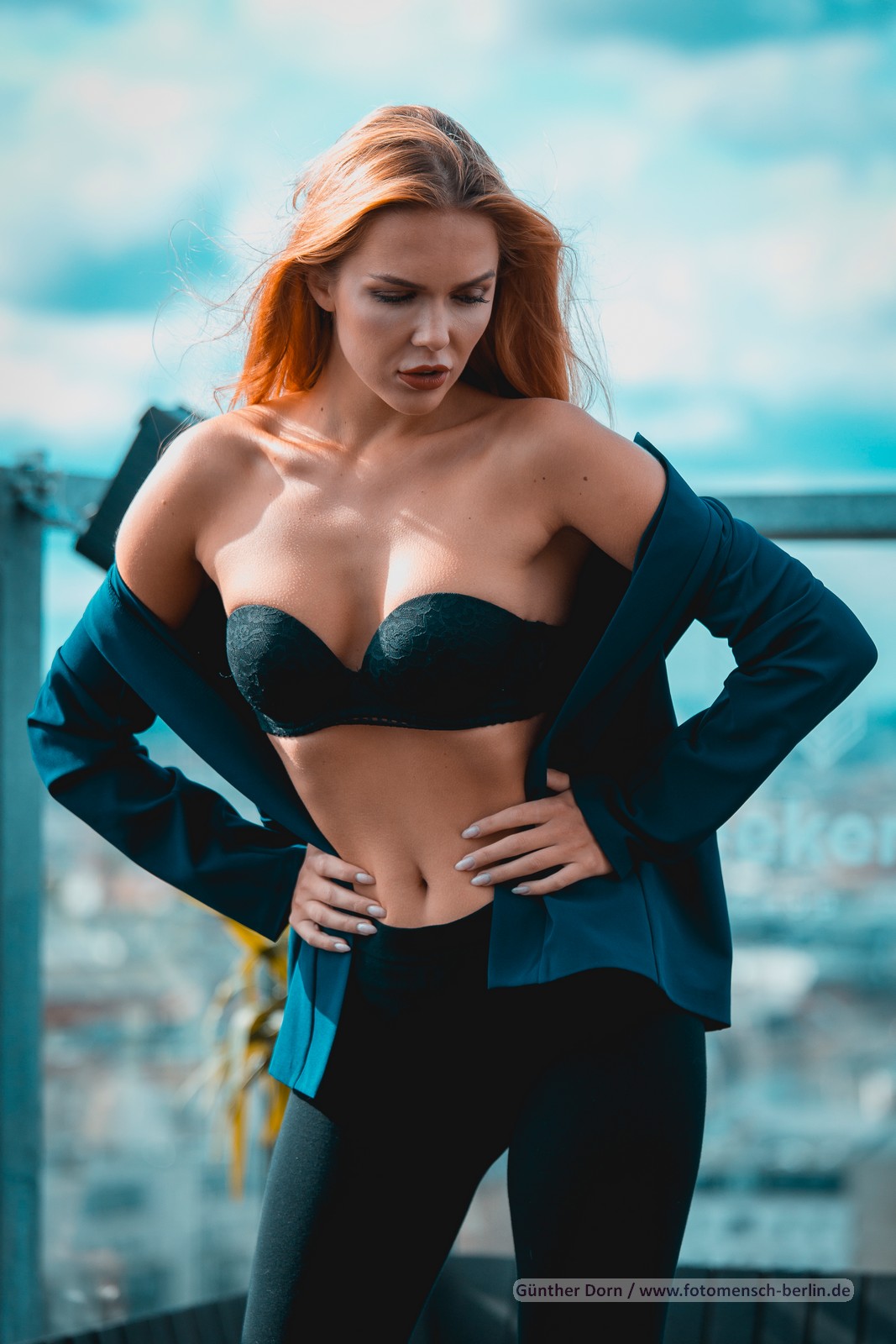 Olga-Maria Veide posing in der blauen Bluse