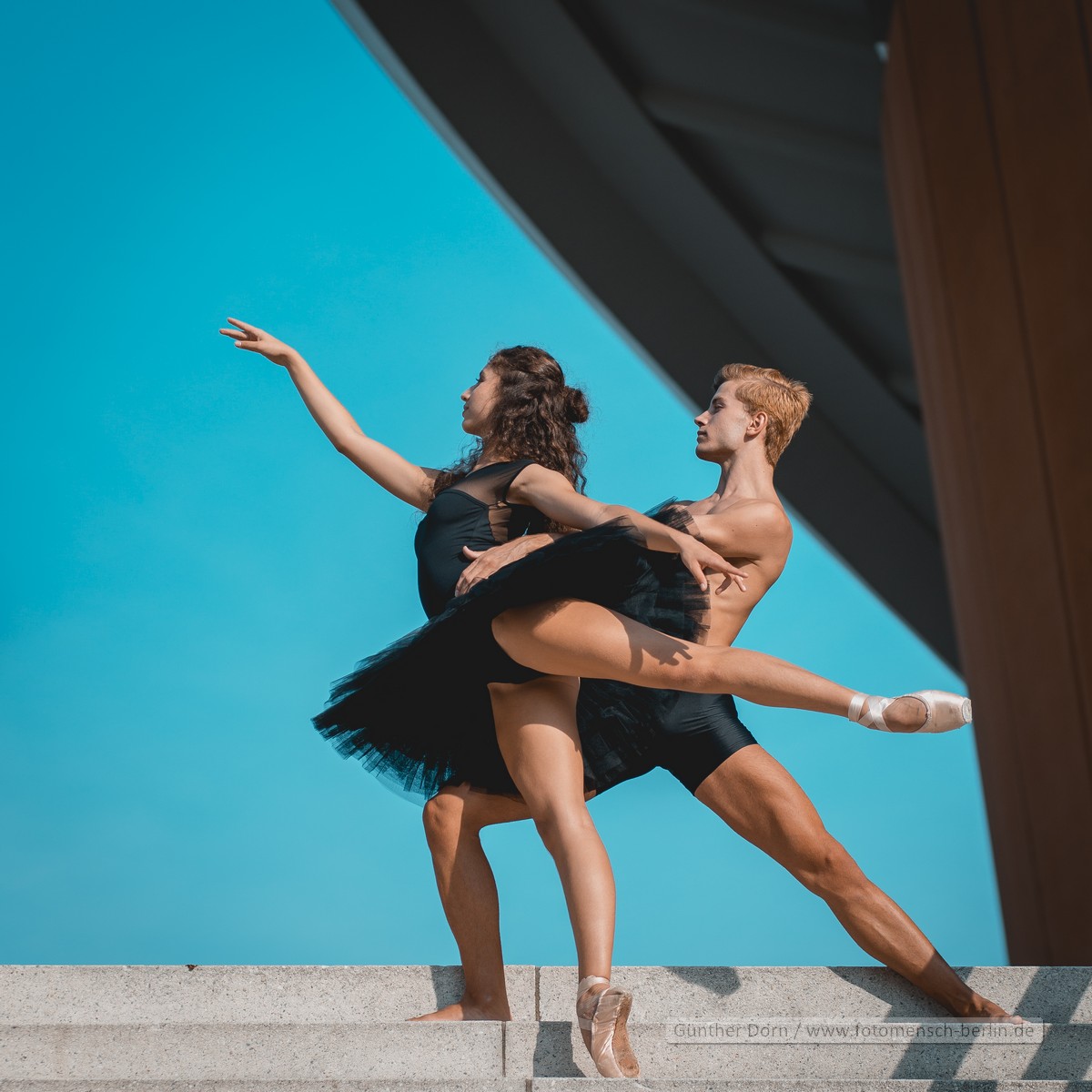 https://www.fotomensch-berlin.de/wp-content/uploads/2023/10/gd_0[000-999]-BallettKongressHauptbhf-Manuela-Terra-Rios-Vahrenkamp-und-Arturo-Lamolda-Mir-craw.jpg