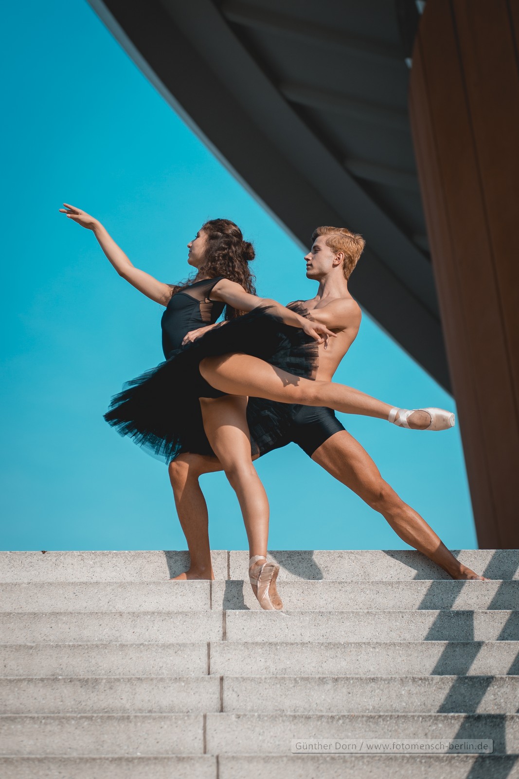 https://www.fotomensch-berlin.de/wp-content/uploads/2023/10/gd_0454-BallettKongressHauptbhf-Manuela-Terra-Rios-Vahrenkamp-und-Arturo-Lamolda-Mir-craw.jpg